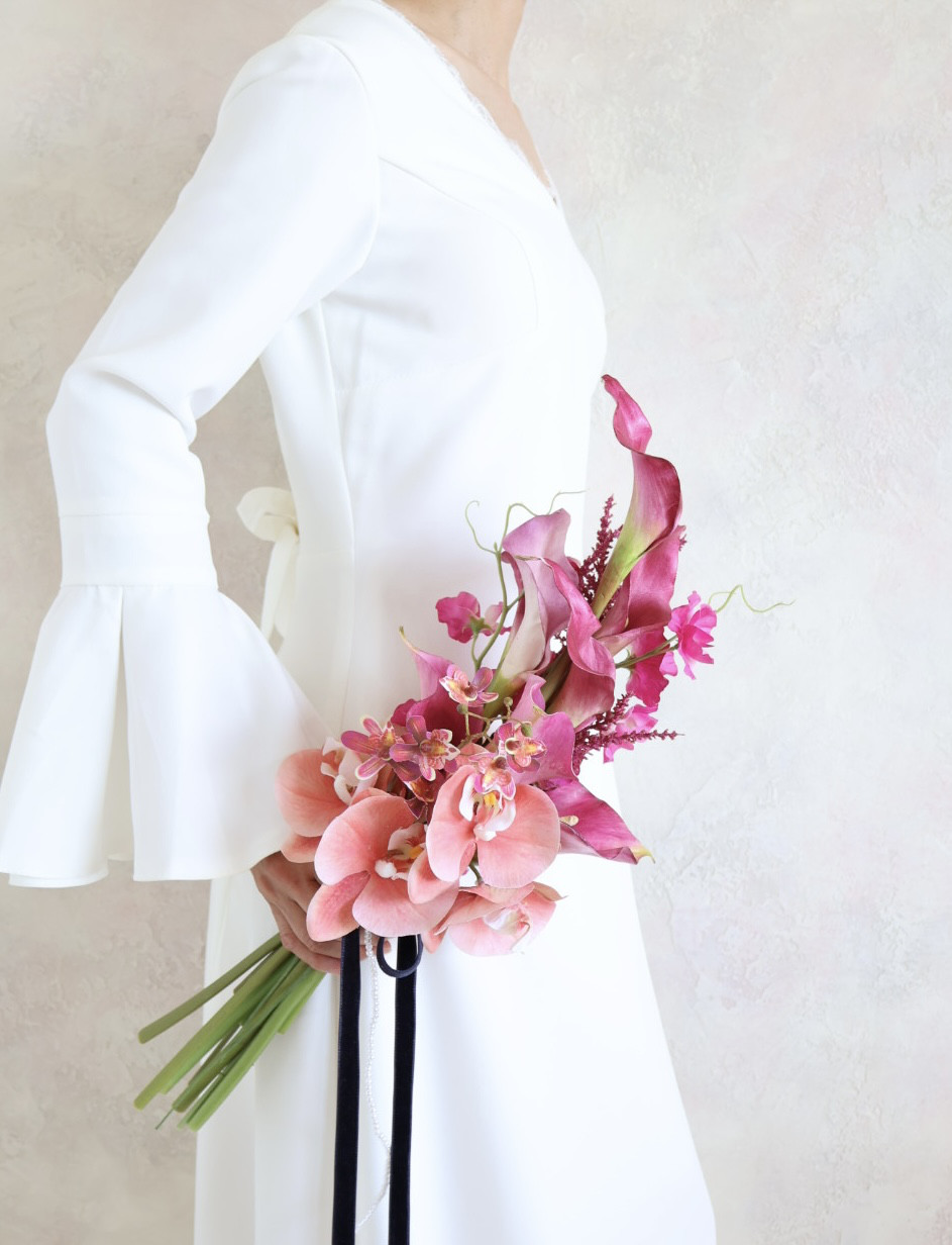 モダンシックなアームブーケ／ウェディングブーケ／結婚式／アーティ