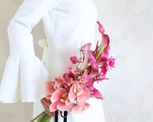 モダンシックなアームブーケ／ウェディングブーケ／結婚式／アーティ