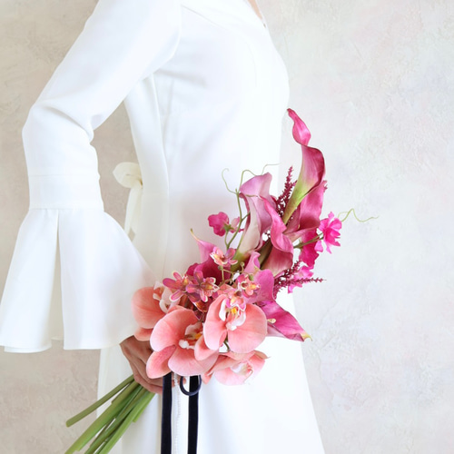 モダンシックなアームブーケ／ウェディングブーケ／結婚式／アーティ