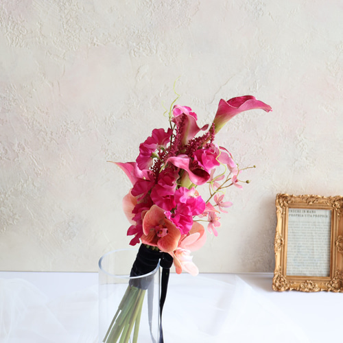 モダンシックなアームブーケ／ウェディングブーケ／結婚式／アーティ