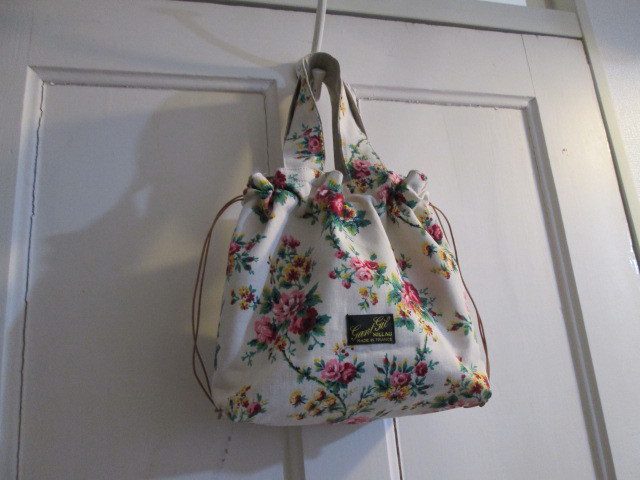 初夏のお散歩バッグ フランスヴィンテージファブリック 赤いつるバラとピンクのヒナギクの2wayPetitSacバッグ