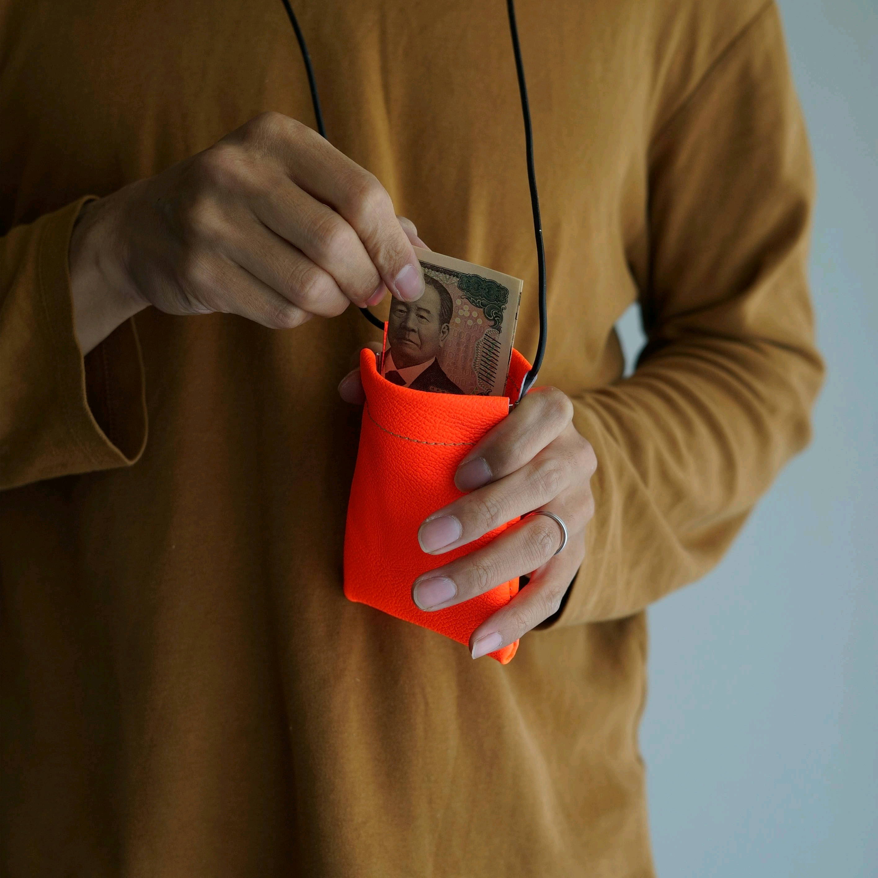 【本革×ネオンカラー】首掛けミニ財布 ネックウォレット｜イヤホンケース・小銭入れ・鍵収納にも｜男女兼用・長さ調整可