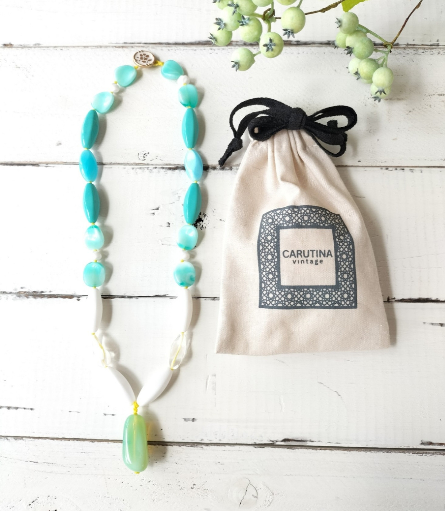 フランス/ヴィンテージビーズ 金属アレルギーでも安心 ミルキーグリーンのガラスストーンに色鮮やかなグリーンのネックレス