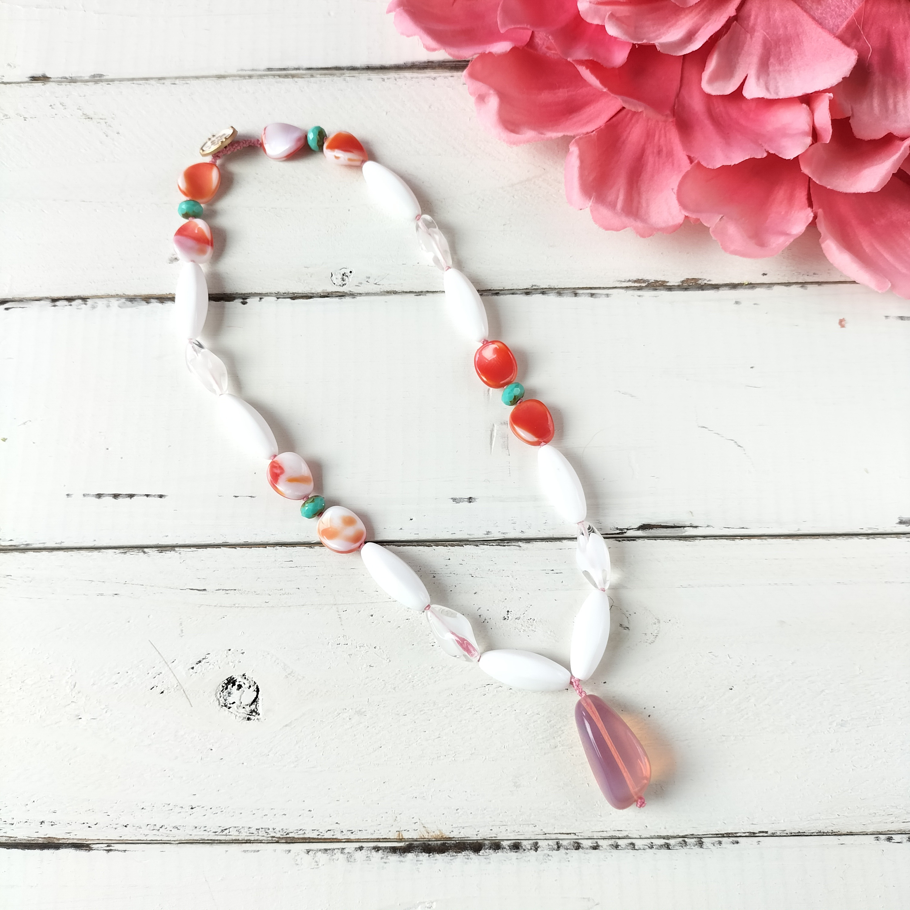 フランス/ヴィンテージビーズ 金属アレルギーでも安心 ミルキーピンクのガラスストーン 果実のコーラルレッドのネックレス