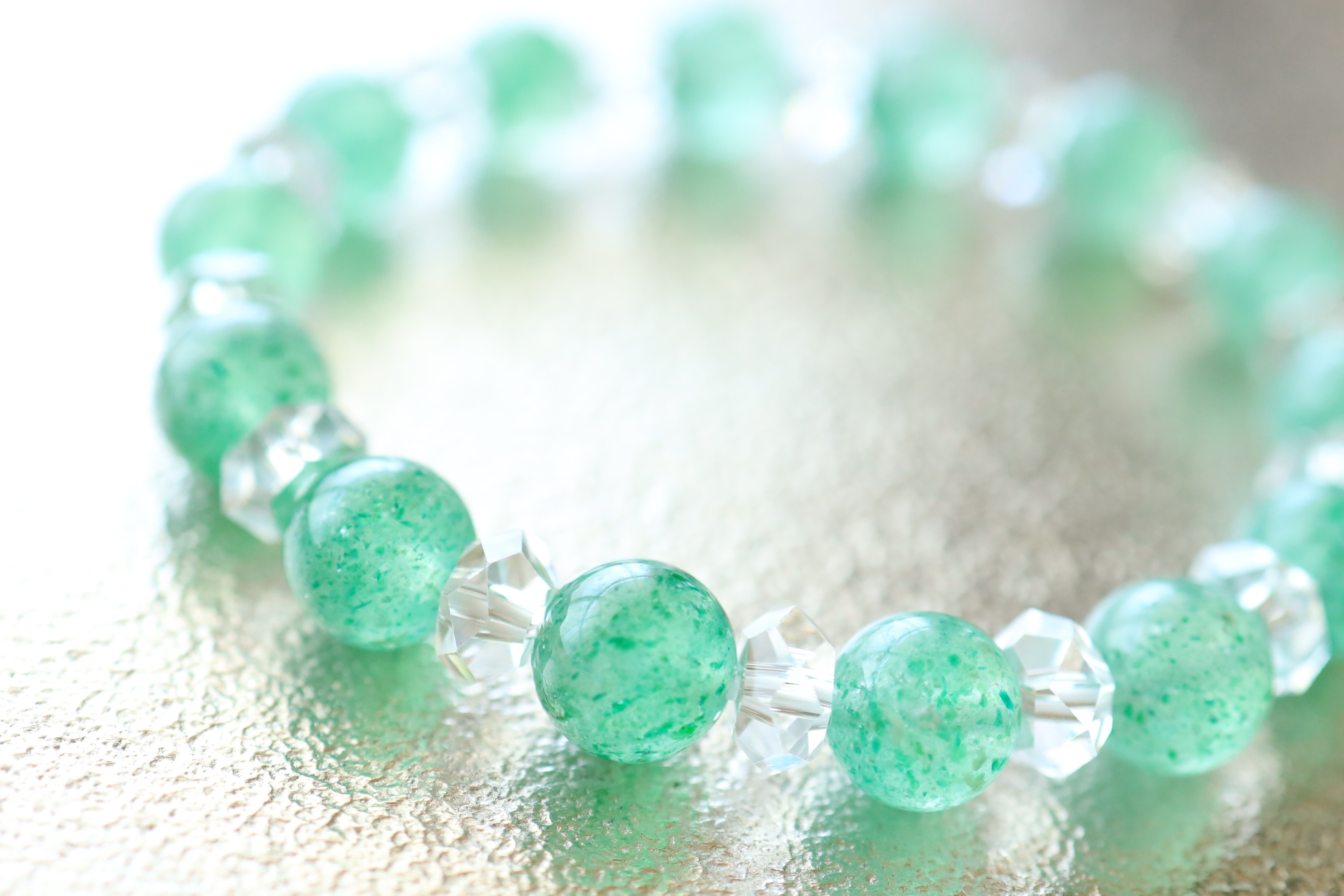 …☆清涼感ある優しいグリーン☆フックサイトインクォーツ：9ミリ＆水晶☆…☆天然石ブレスレット☆…