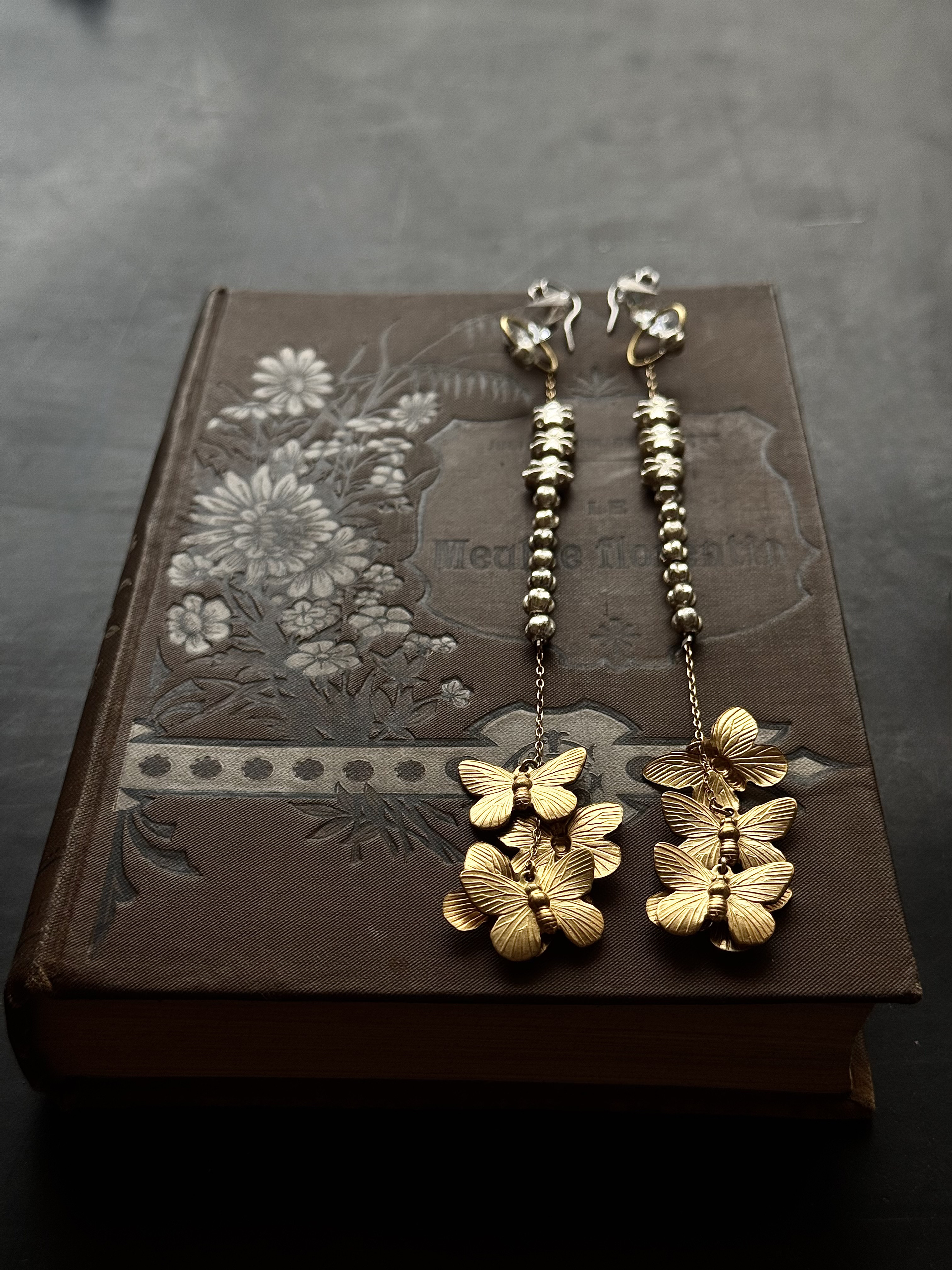 フランスのヴィンテージシャンデリアガラスパーツとスフレガラスとチョウチョのピアス(TJ11040)