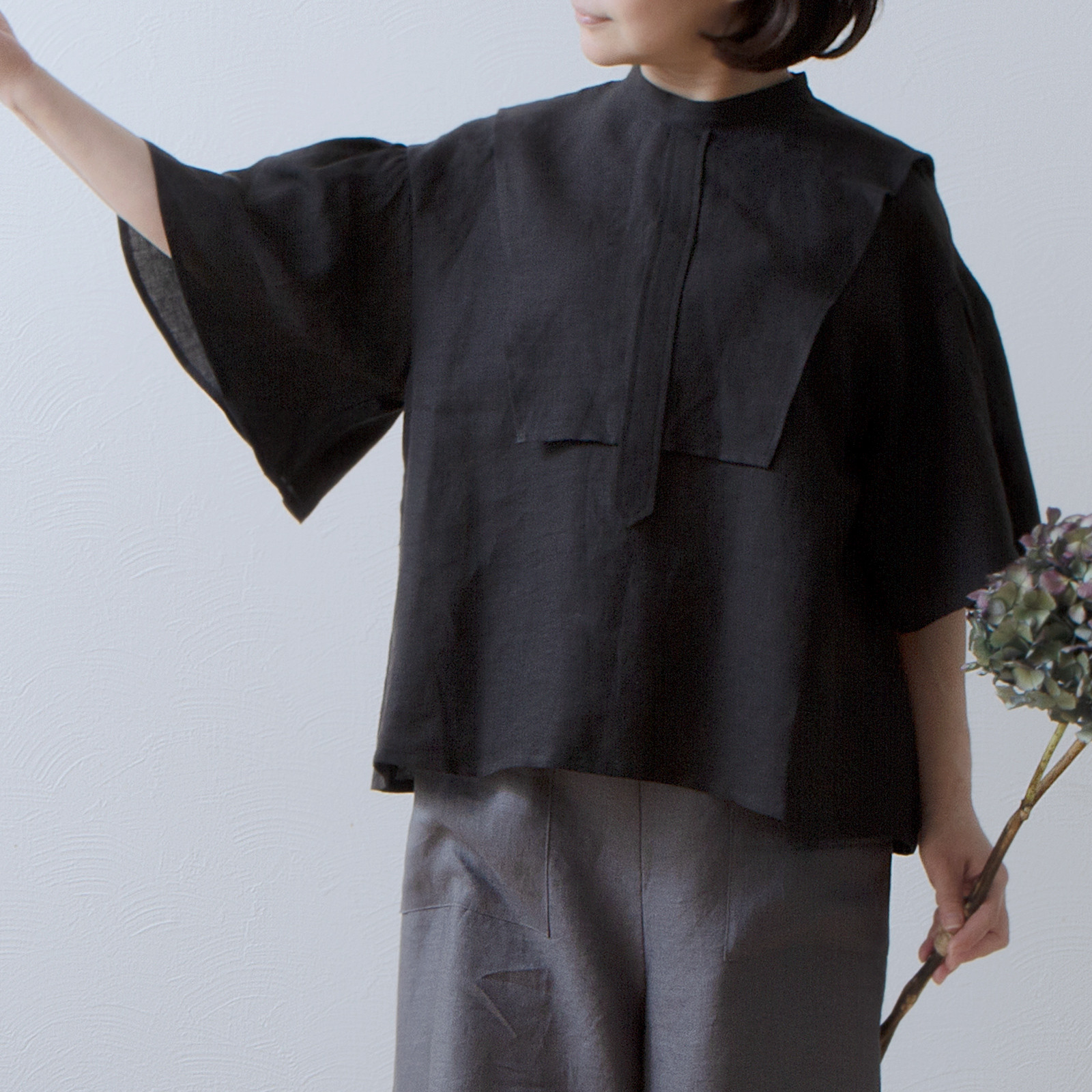 ヨークレイヤーフレアハーフスリーブリネンブラウス/ブラック