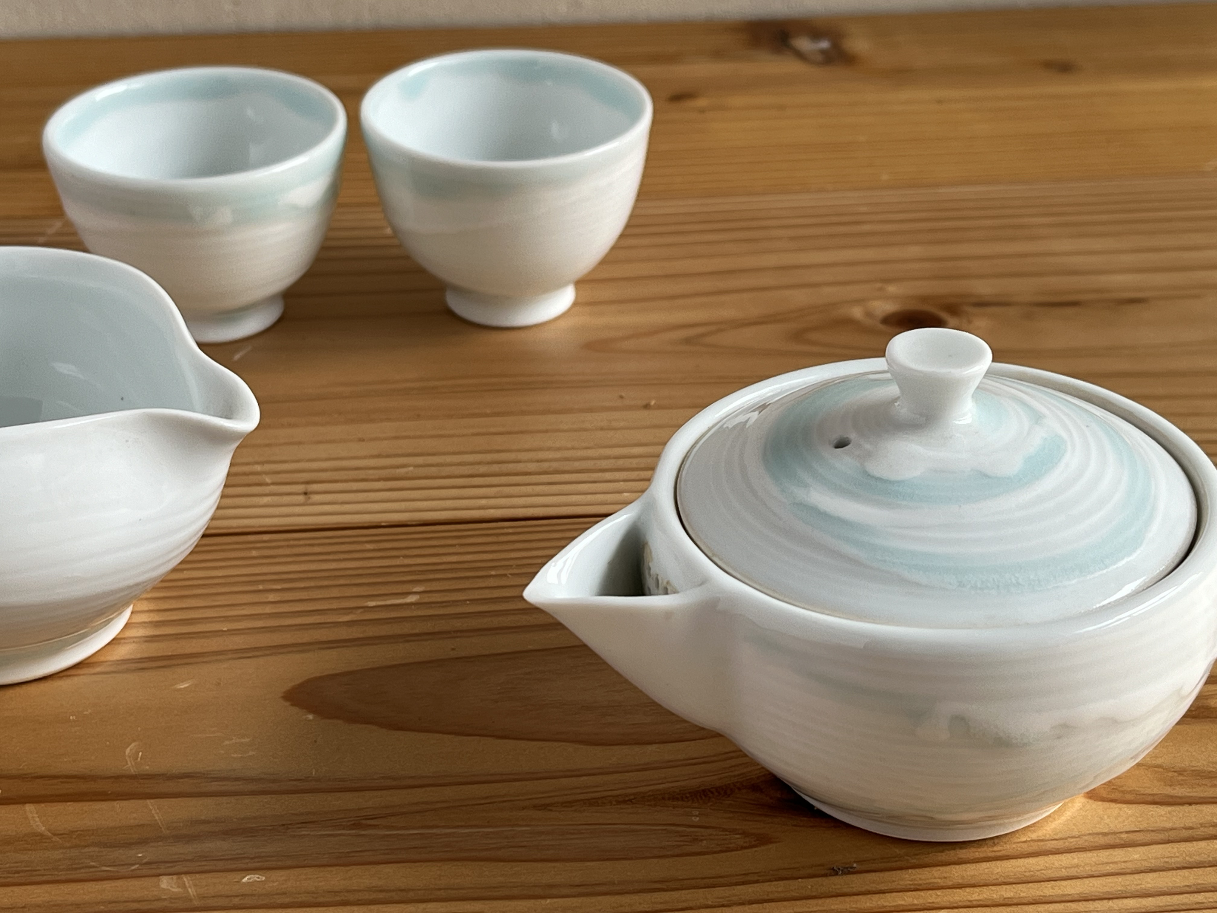 【クラフトコンペ大賞受賞作家がつくる】白と水色が印象的な白磁水流線紋宝瓶セット 宝瓶　湯冷まし 湯呑2客 京都作家物