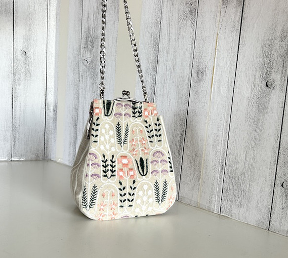 creema限定　素敵な刺繍、携帯ポーチ、１点もの 1枚目の画像