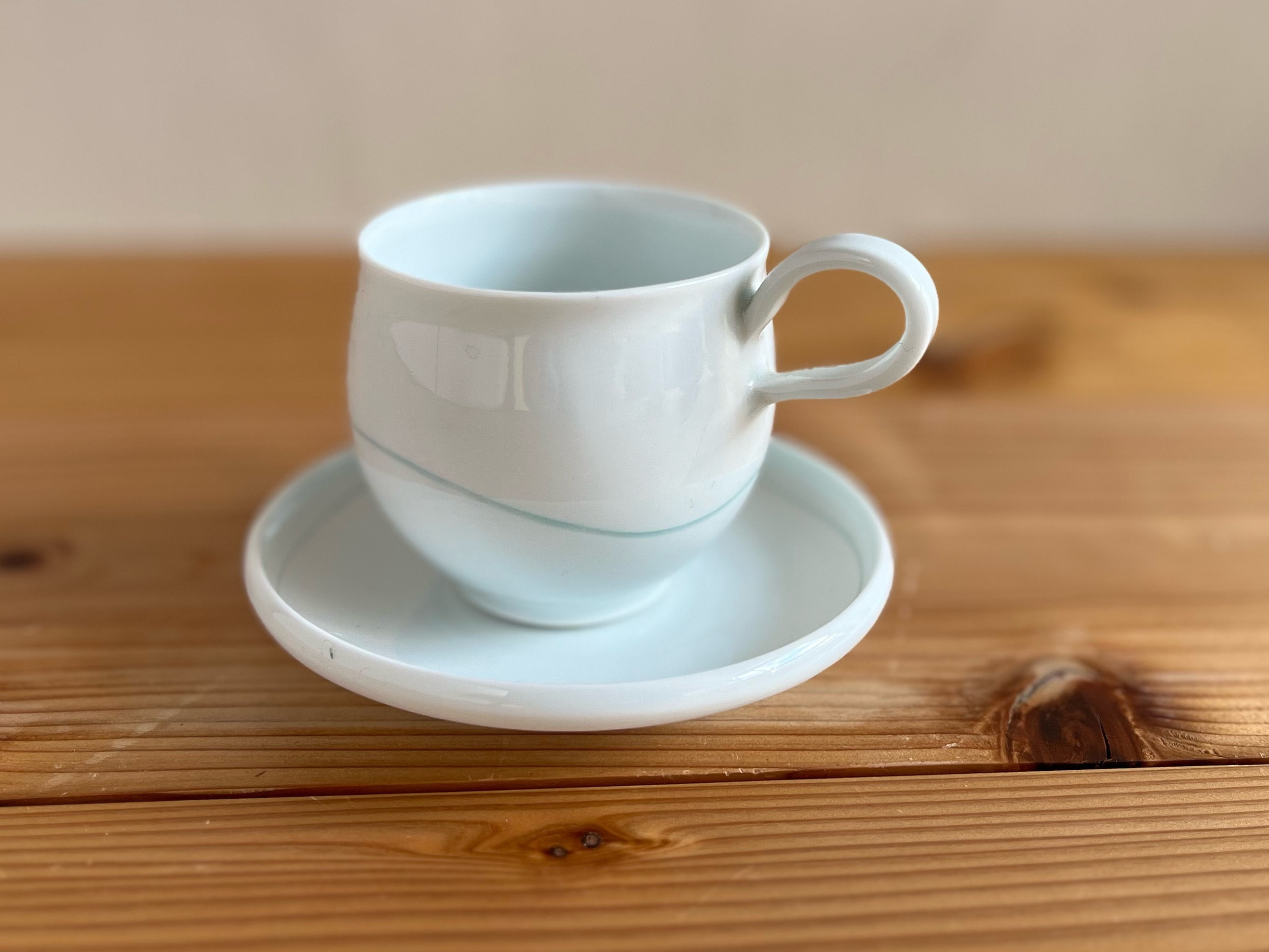 【クラフトコンペ大賞受賞作家がつくる】白磁青波線コーヒーカップ＆ソーサー【京焼】