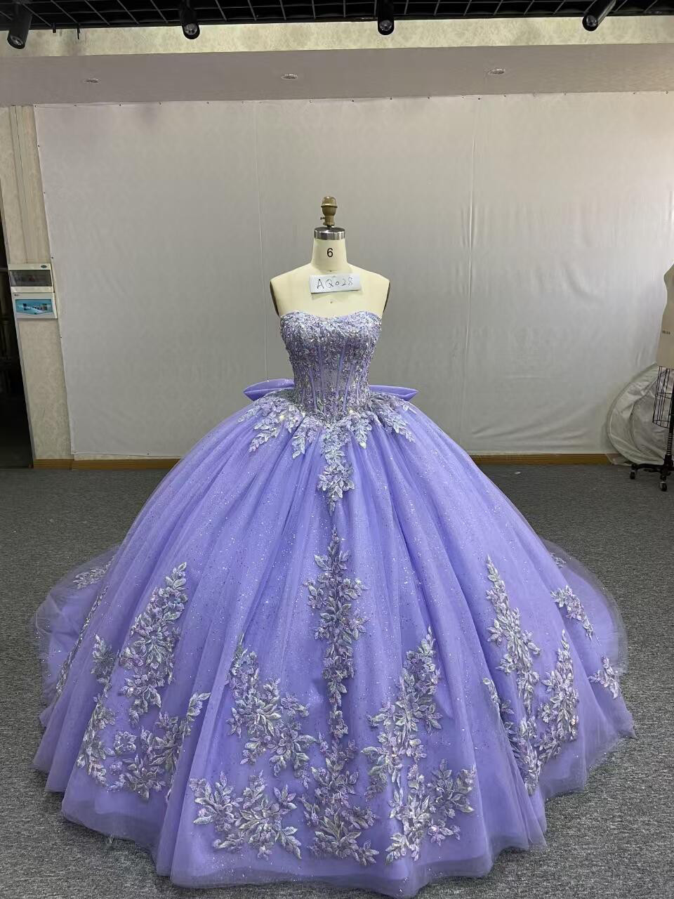 上質　編み上げ　リーフ刺繍　ラベンダー色　チュール　バックリボン　可愛い　お呼ばれ　カラードレス　袖無し　前撮り海外挙式