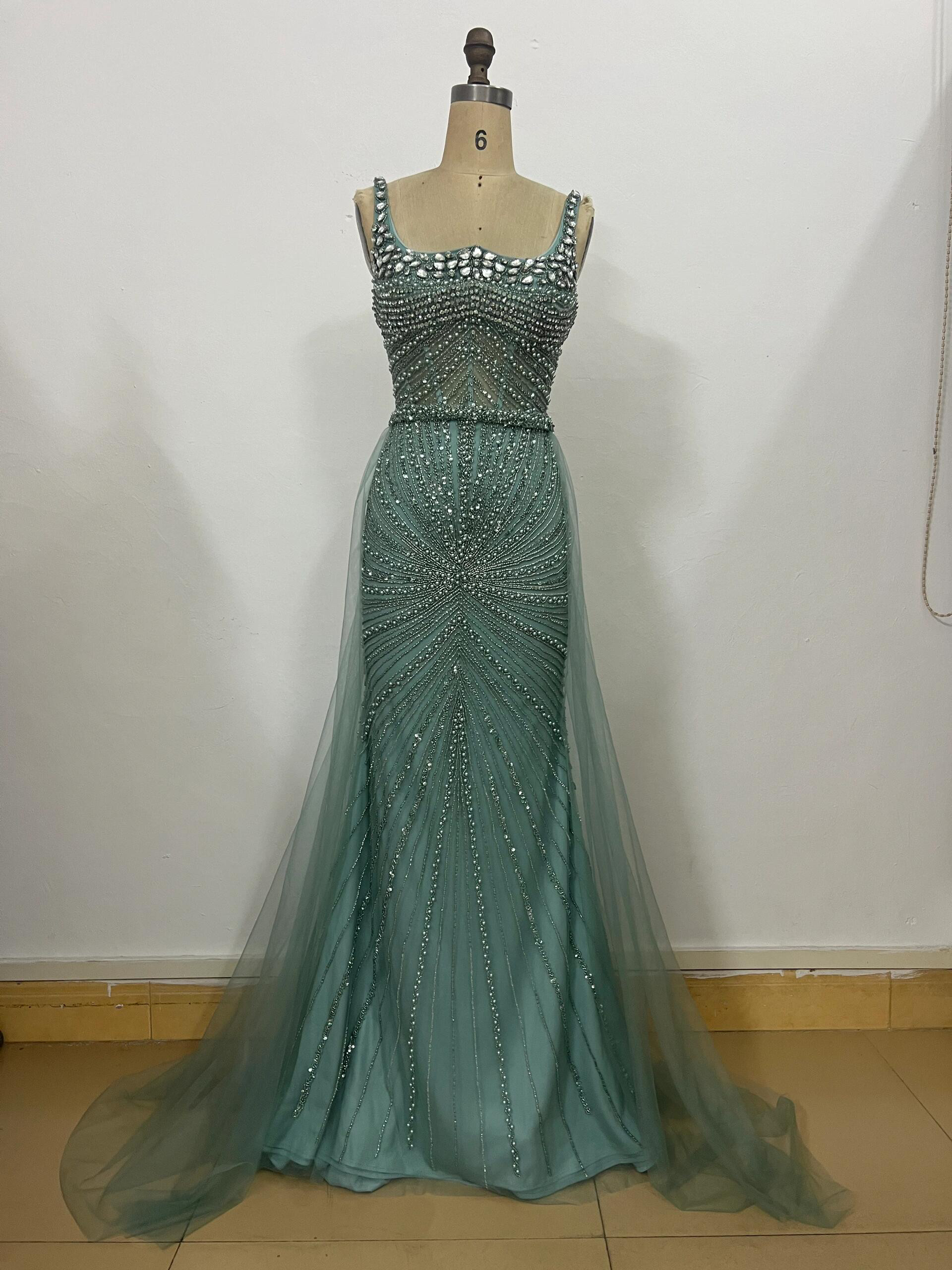 豪華　グリーン緑　カラードレス　タイトスカート　ビジュー　カラードレス　チュール　おしゃれ　目立つ　パーティードレス花嫁