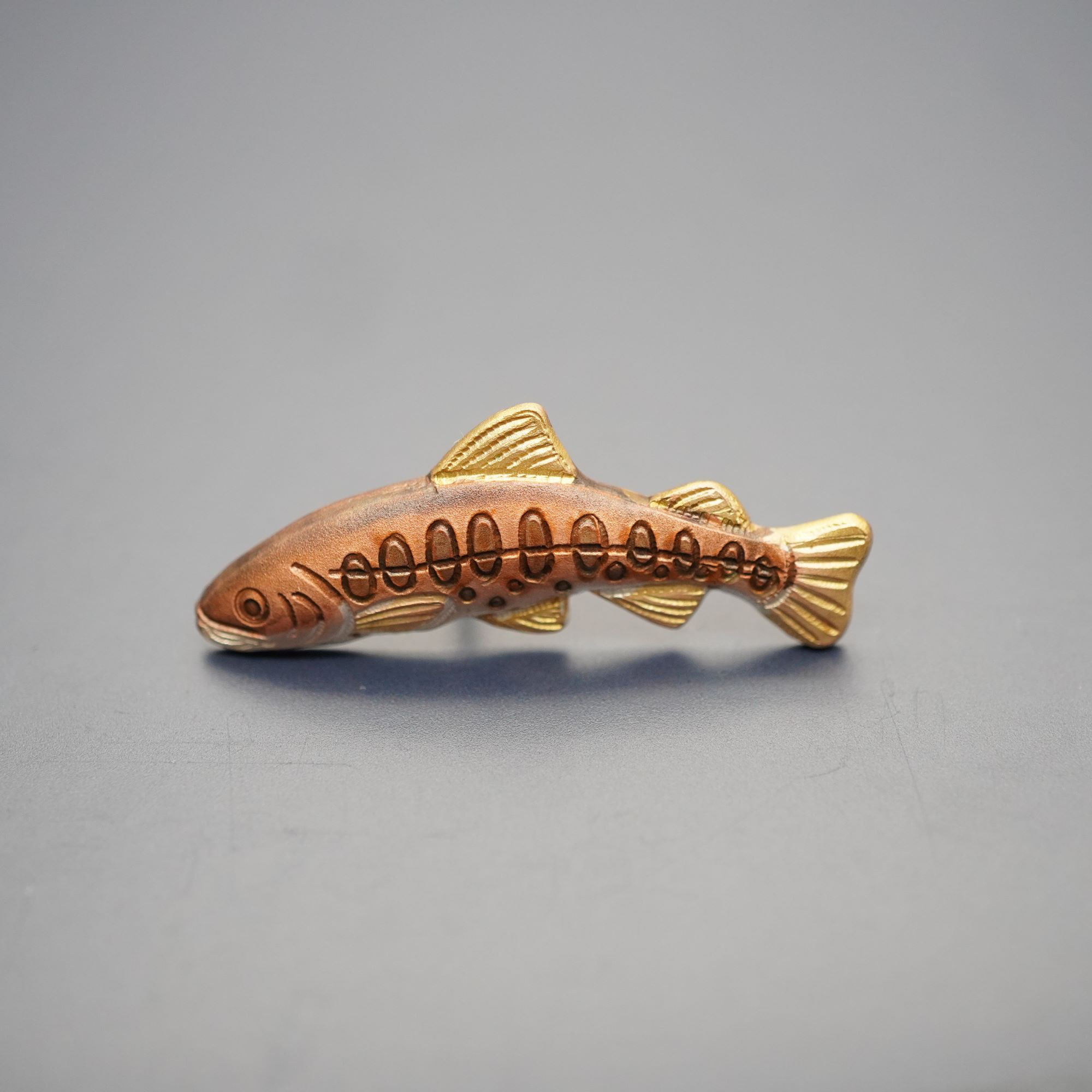 色出しに苦労してます...【ヤマメ】釣好きの心をくすぐる魚のピンズ（全22種類）