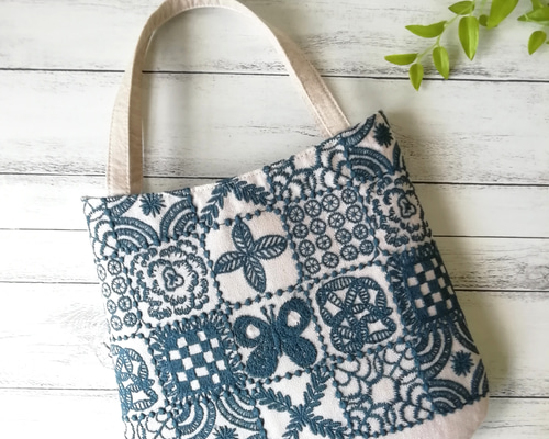 ミナペルホネン☆ハンドメイド☆バッグ☆ショルダーバッグ SALE ☆ミナペルホネンforest tile, chouchoのミニバッグ/light beige