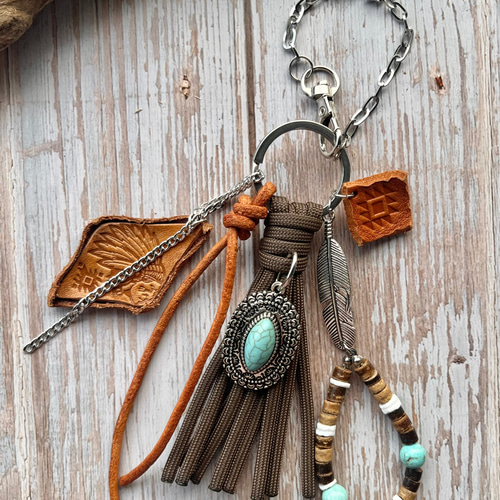 レザー パラコードタッセル バッグチャーム ターコイズ じゃらじゃら
