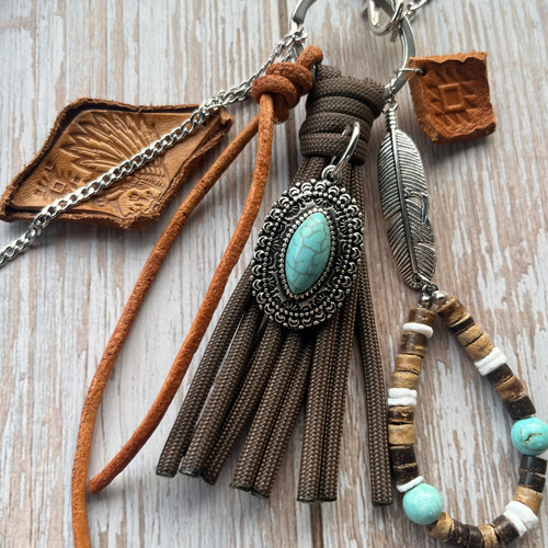 レザー パラコードタッセル バッグチャーム ターコイズ じゃらじゃら