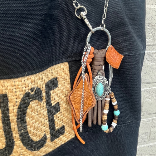 レザー パラコードタッセル バッグチャーム ターコイズ じゃらじゃら