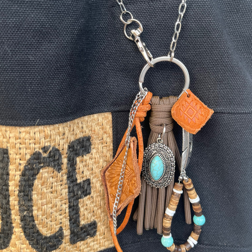 レザー パラコードタッセル バッグチャーム ターコイズ じゃらじゃら