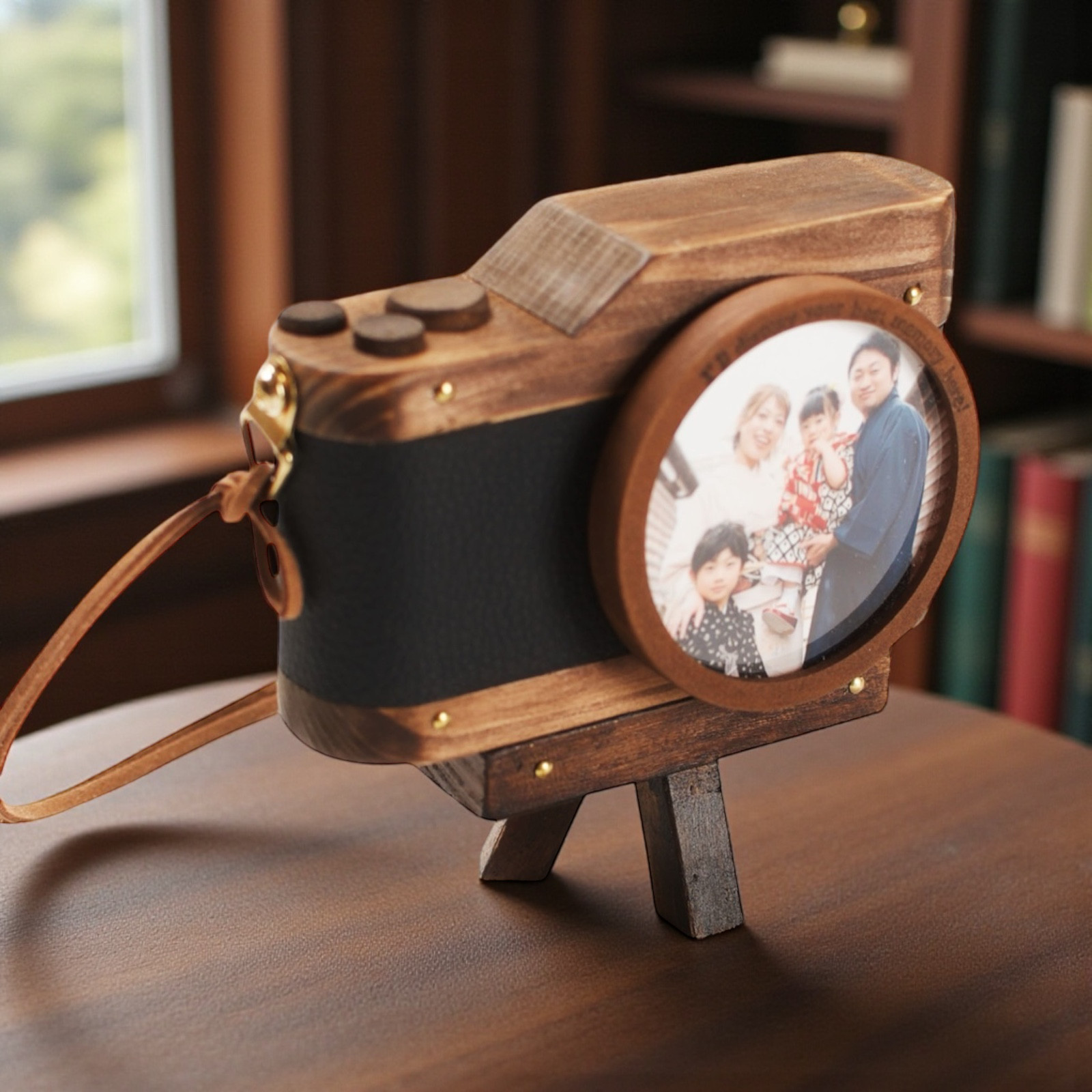 【2026年新作】【卒業祝い】男性への送別ギフトに。「木製カメラ」フォトフレーム｜写真セット可｜ウォルナット×黒レザー