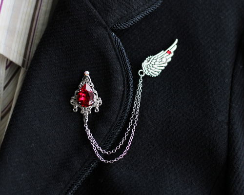 軽量＆多機能☆ゴシック風 雫と翼のチェーンブローチ（全4色）【高級