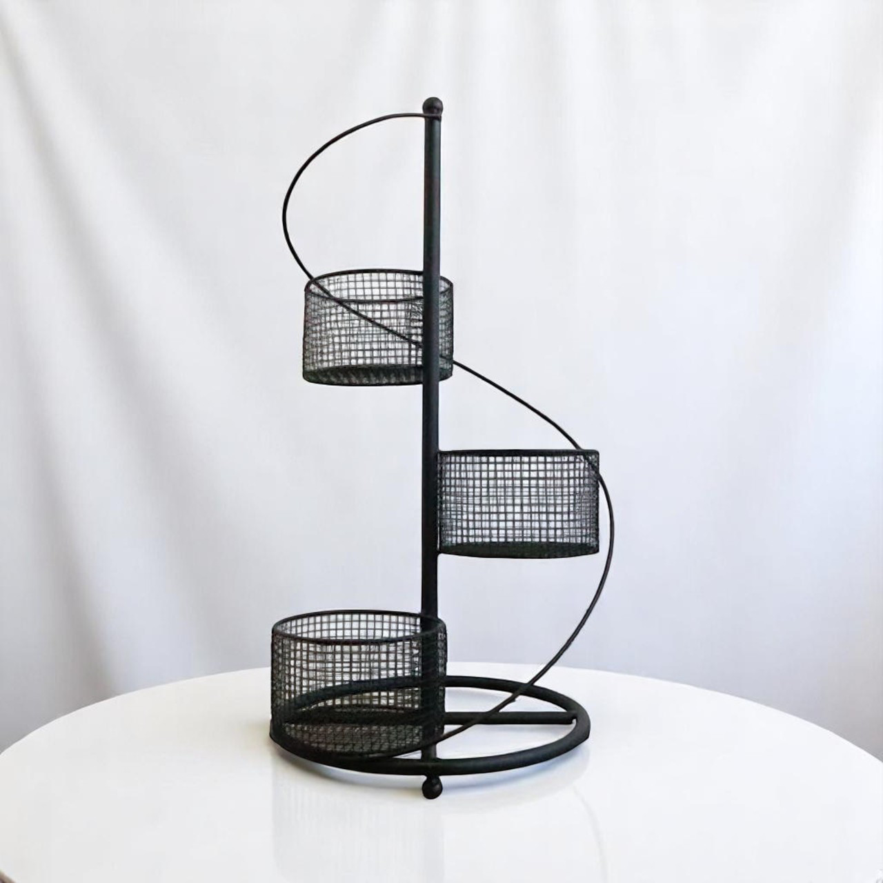 トリプルアイアン・プランタースタンド - エレガントな三段花台