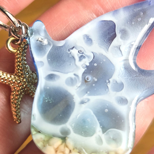 ジンベエザメのレジンキーホルダー 星の砂と海 キーホルダー sora 通販