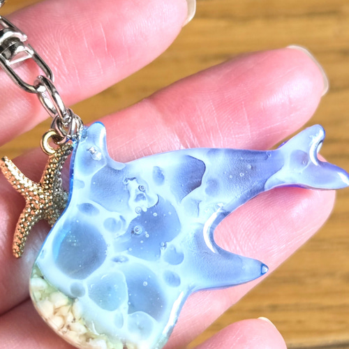 ジンベエザメのレジンキーホルダー 星の砂と海 キーホルダー sora 通販