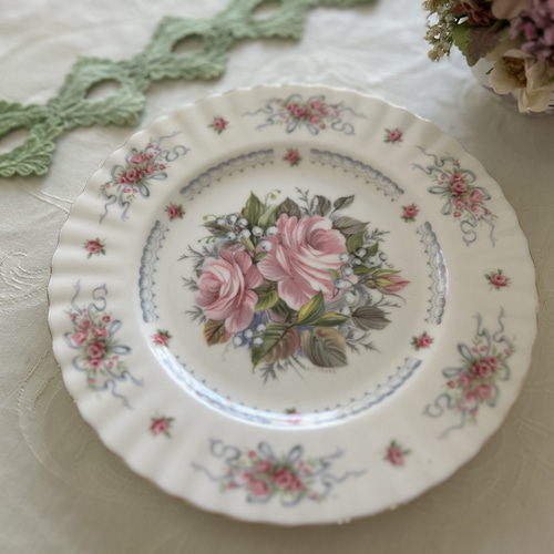 ロイヤルアルバート プレート Royal Albert ロイヤル・アルバート フラワー・オブ・ザ・マンス（1月