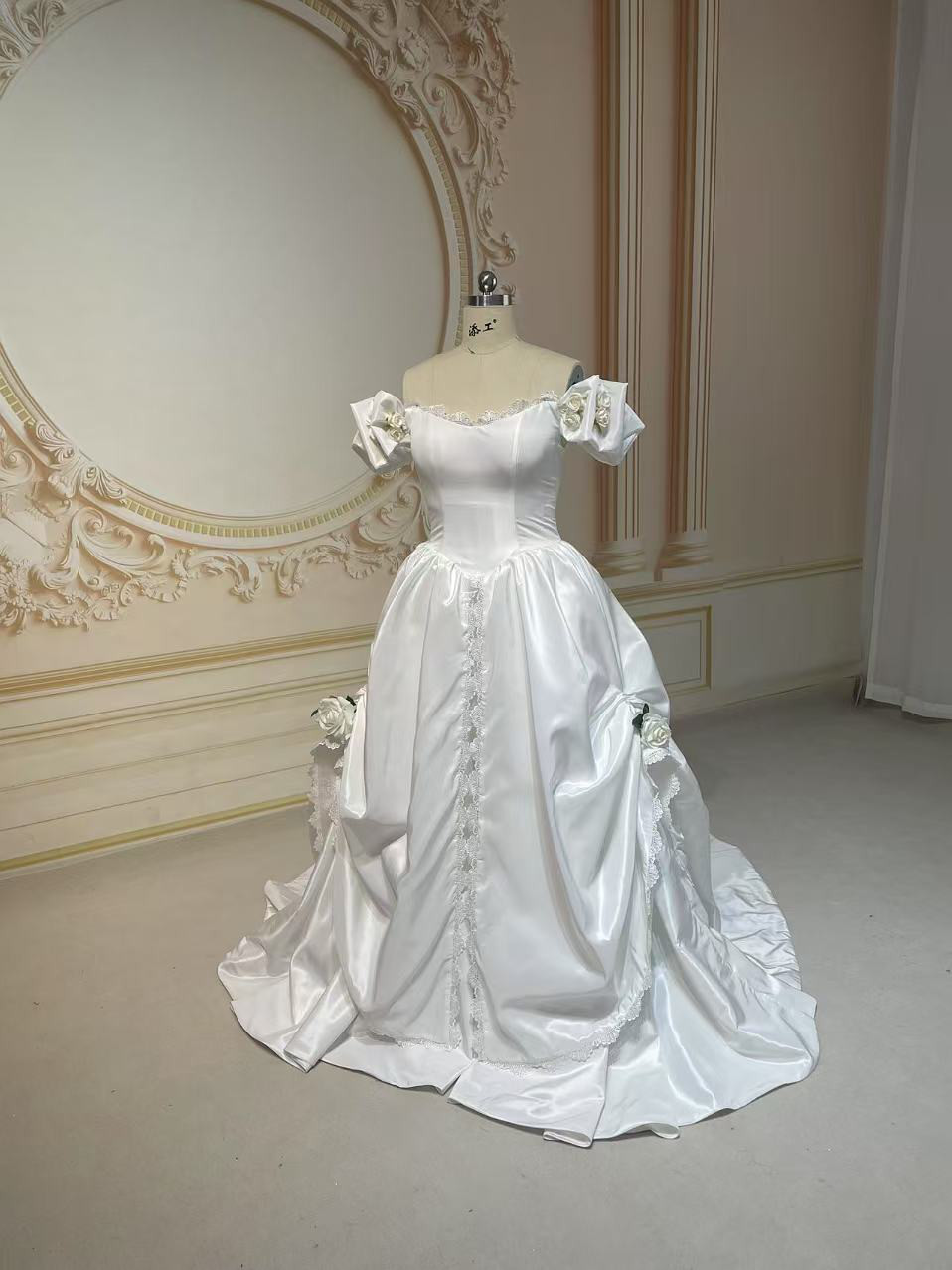 大人気上昇　オフショルダー　薔薇フラワー　白　二の腕カバー　お色直し　短いトレーン　高級感　フリル　前撮り二次会お呼ばれ