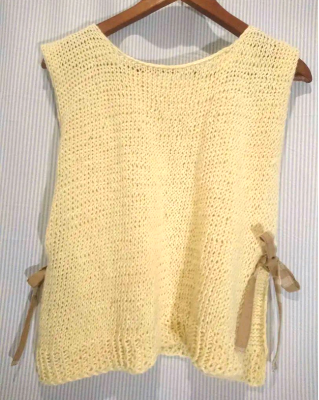 クリームイエロー 麻の手編みニットベストフレンチリネンのリボン付き/ フリーサイズ