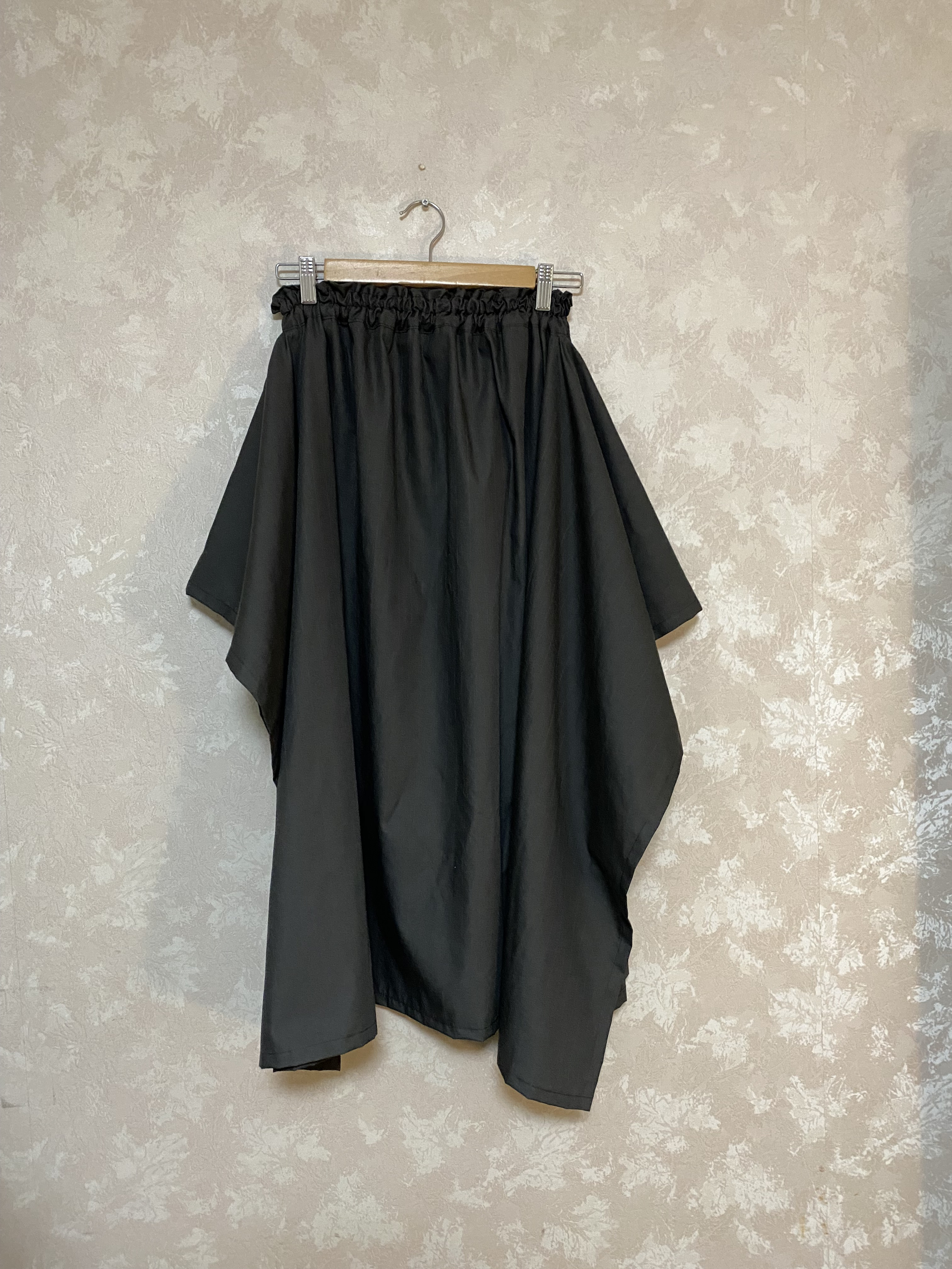 325.変形スカート、ゆったり　黒　ストライプ　紳士服地　チャコールグレー