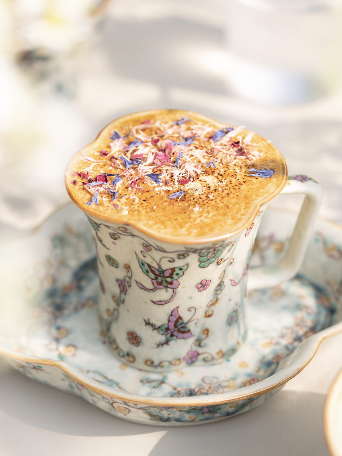 中国茶器　景徳鎮　手描き　茶杯　コーヒーカップ　女性ぴったり　青花磁　蝶々　３点 中国茶器　景徳鎮　手描き　茶杯　コーヒーカップ　女性ぴったり　青花磁　蝶々　３点
