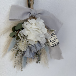 《白あじさいとバラのミニブーケ》スワッグ　ドライフラワープリザーブドフラワー　花束　プレゼント　ラッピング対応 2枚目の画像