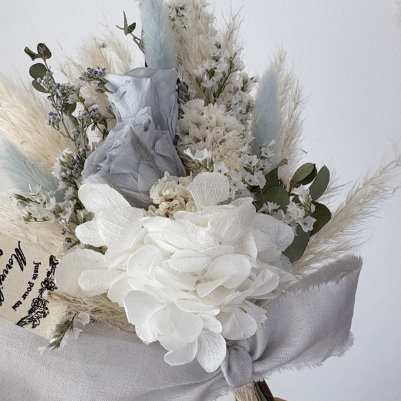 《白あじさいとバラのミニブーケ》スワッグ　ドライフラワープリザーブドフラワー　花束　プレゼント　ラッピング対応 3枚目の画像