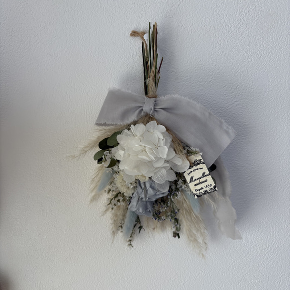 《白あじさいとバラのミニブーケ》スワッグ　ドライフラワープリザーブドフラワー　花束　プレゼント　ラッピング対応 5枚目の画像