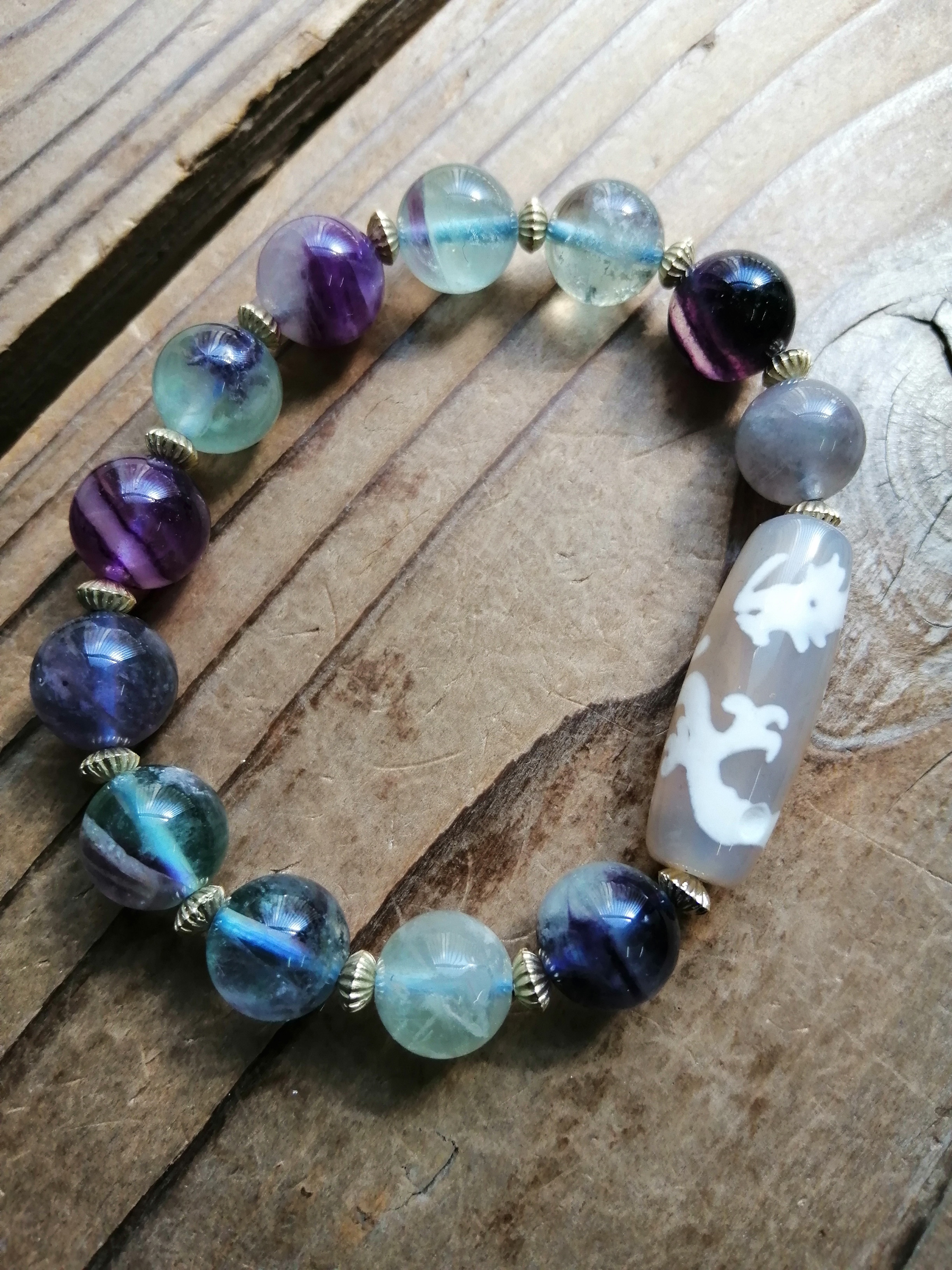 ◆白瑪瑙龍騎観音天珠とバイカラーフローライトのブレスレット⁡ 9500円（送料無料）