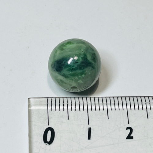 幻のヒスイ　北海道　日高翡翠　穴あき　丸玉　第三の翡翠 幻のヒスイ 北海道 日高翡翠 穴あき 丸玉 第三の翡翠 天然石
