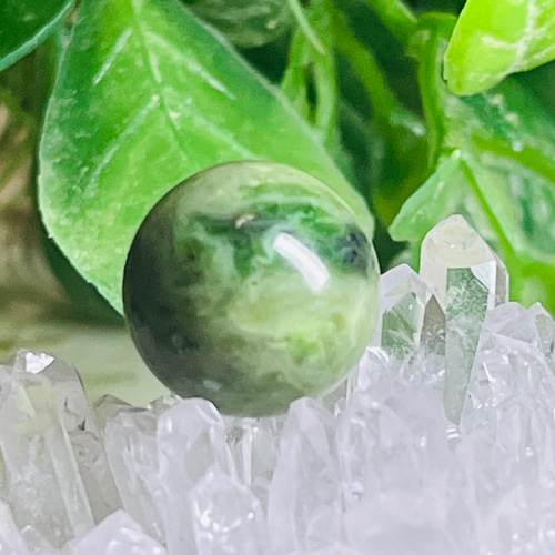 幻のヒスイ 北海道 日高翡翠 穴あき 丸玉 第三の翡翠 天然石 東洋