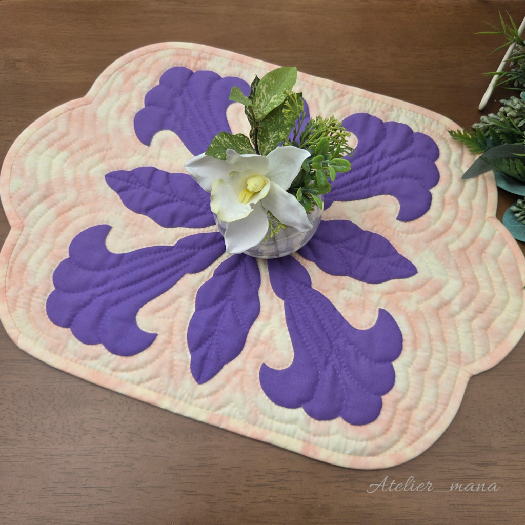 ハワイアンキルト　エンゼルトランペットのテーブルセンター 4,500円