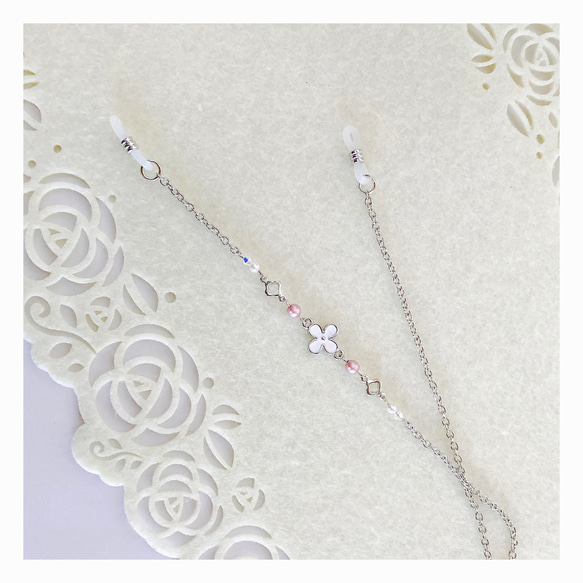 【2色展開】4弁花＆パールのほんのりエレガントにふんわり可愛いメガネチェーン グラスコード 3枚目の画像