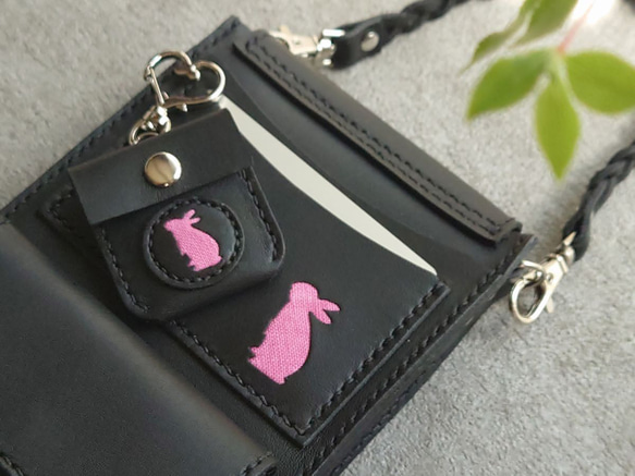 【特注】うさぎシルエット スマホウォレット（黒革）【縦型ポシェット・肩紐長さ調整可※ハンド紐付属】身軽なお出掛けに 4枚目の画像