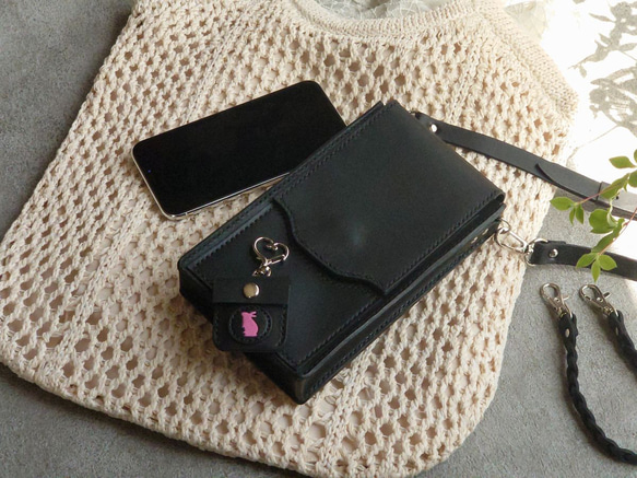 【特注】うさぎシルエット スマホウォレット（黒革）【縦型ポシェット・肩紐長さ調整可※ハンド紐付属】身軽なお出掛けに 1枚目の画像