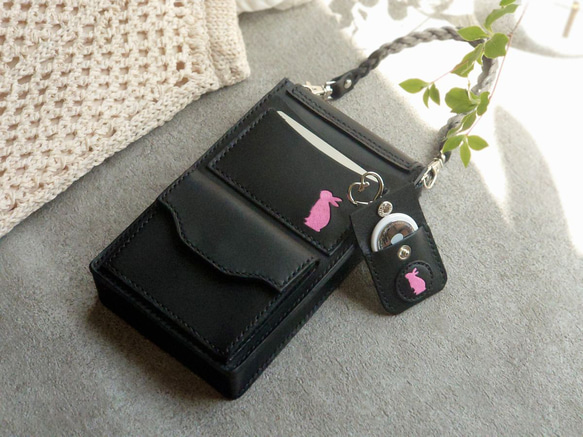 【特注】うさぎシルエット スマホウォレット（黒革）【縦型ポシェット・肩紐長さ調整可※ハンド紐付属】身軽なお出掛けに 3枚目の画像