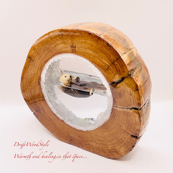 一つ限りの流木アート 海に浮かぶラッコ ジオラマ 流木 フィギュア 置物 インテリア レジン テラリウム 生き物 N30 8枚目の画像