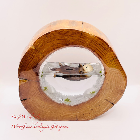 一つ限りの流木アート 海に浮かぶラッコ ジオラマ 流木 フィギュア 置物 インテリア レジン テラリウム 生き物 N30 3枚目の画像