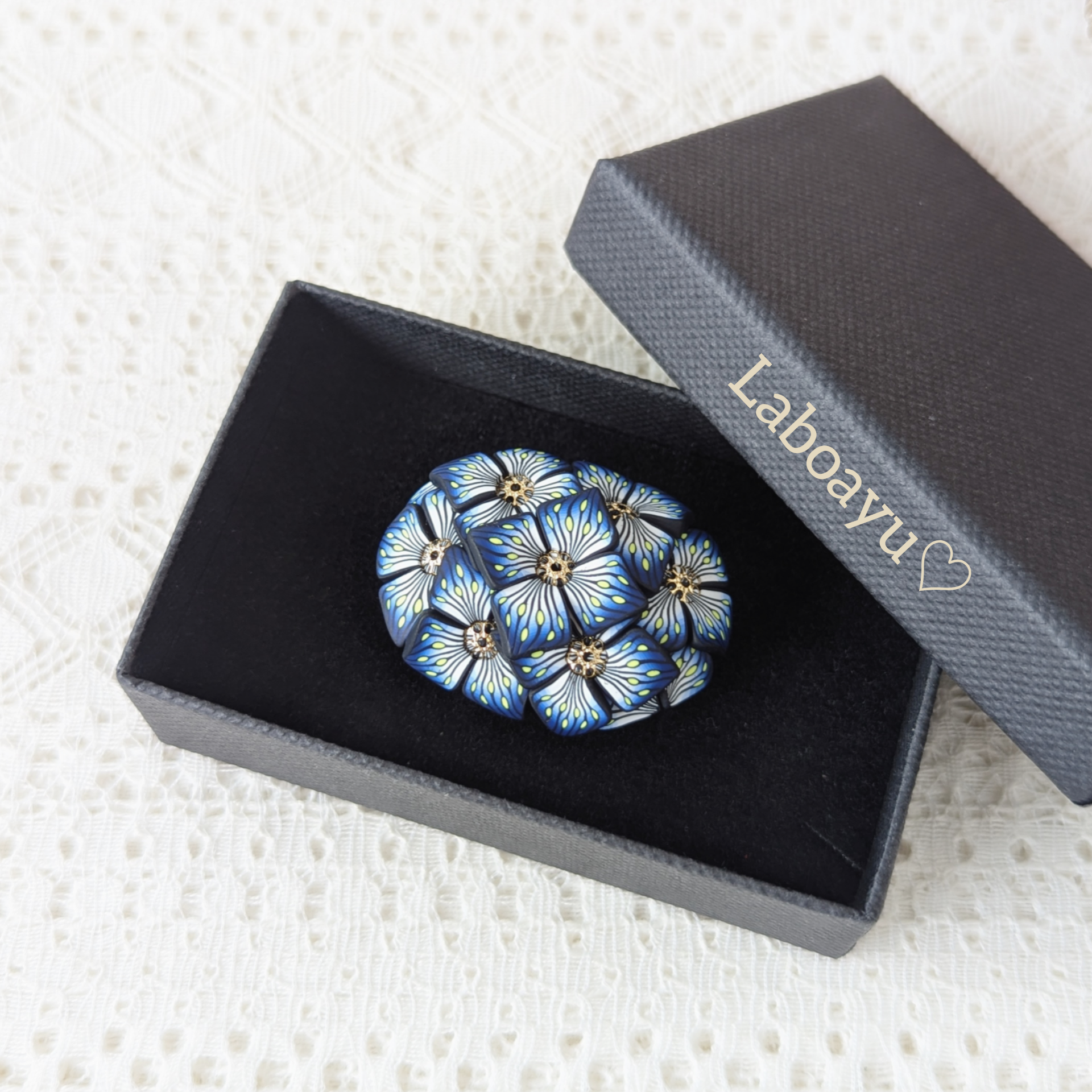 帯留め〈Bouquet・孔雀の羽根の紫陽花・盛り〉