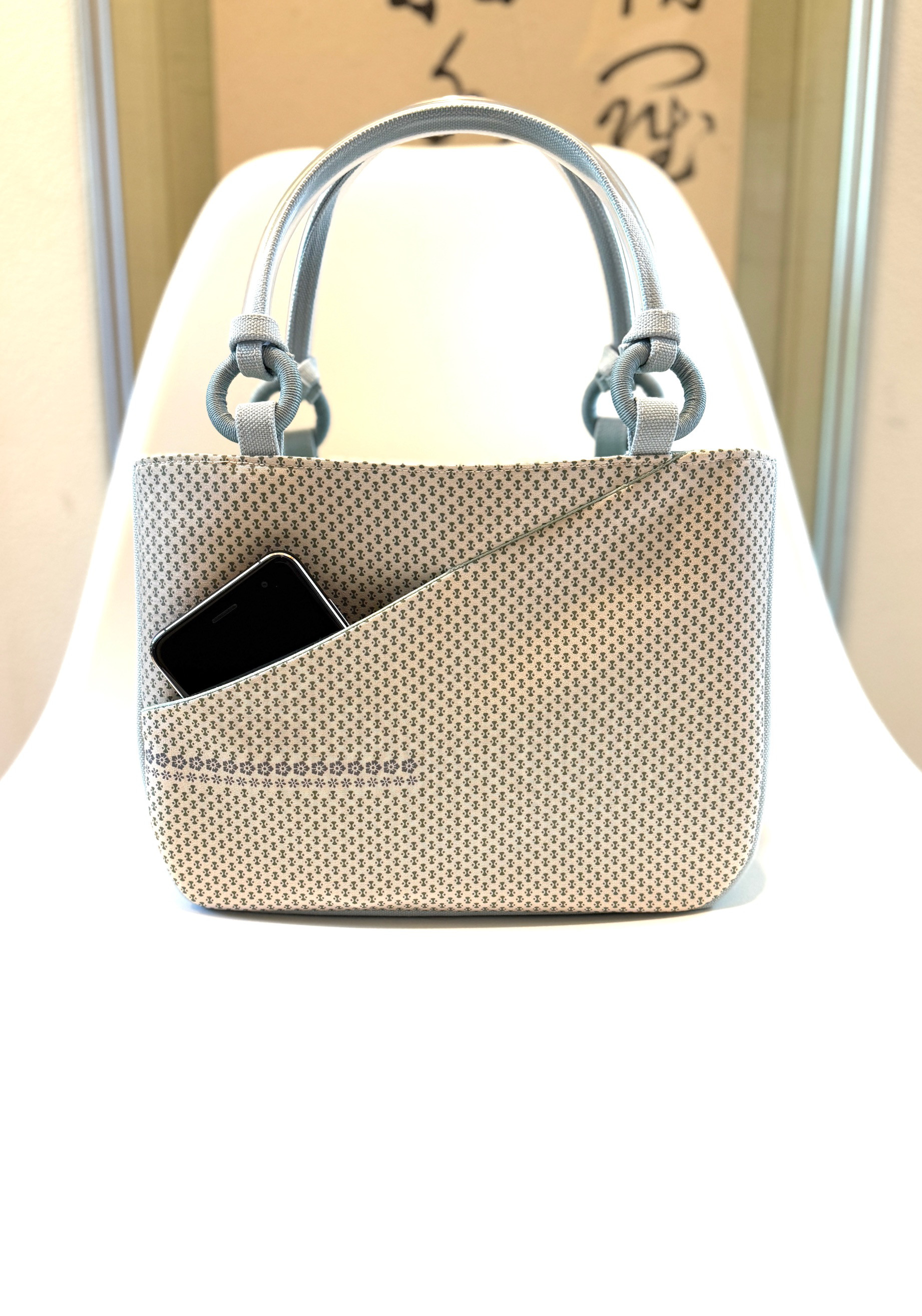 きれいめトートバッグ/丹後ちりめん正絹とベビーブルーの帆布/チューブ持ち手