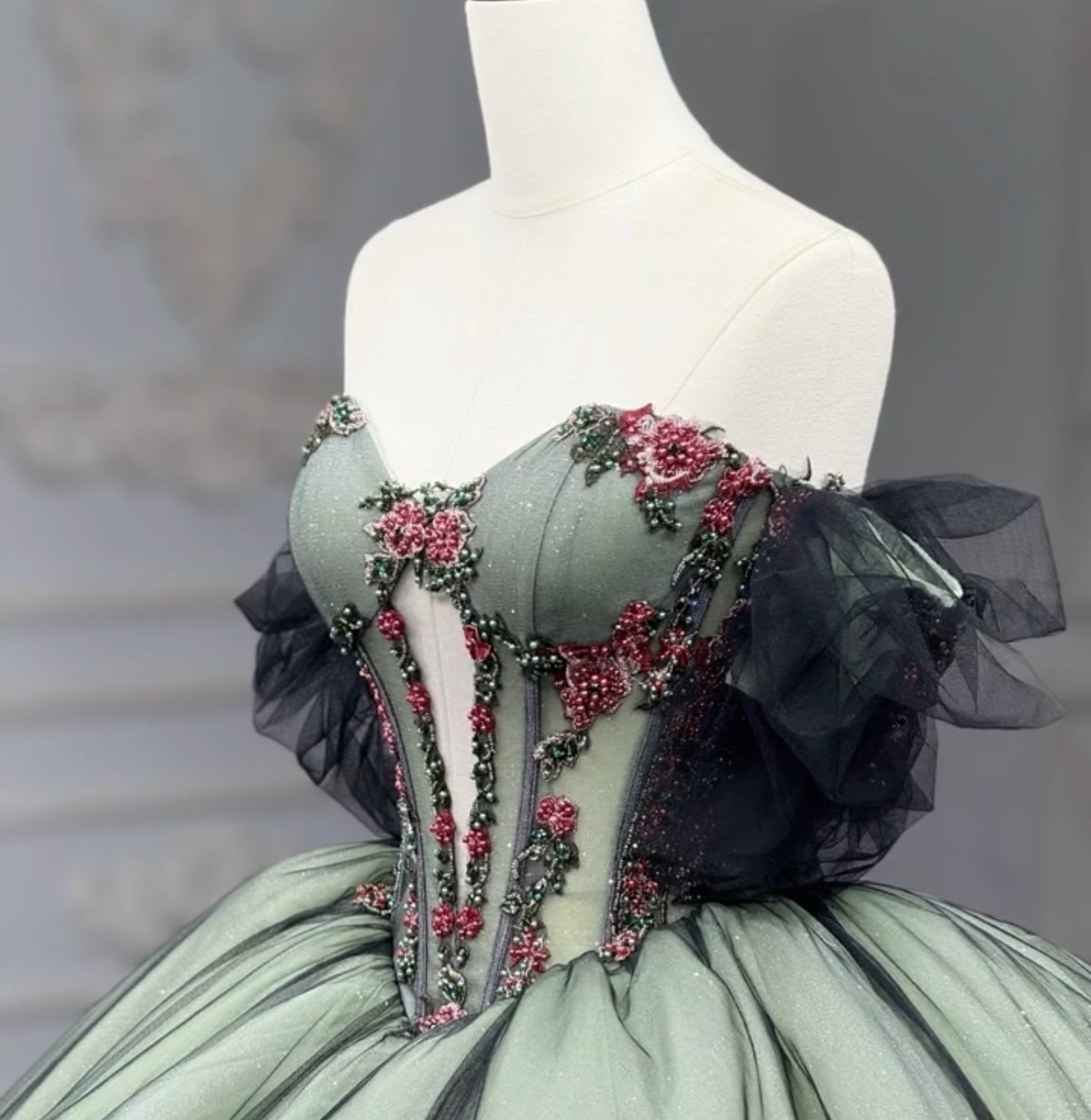 上品深め緑　ブラック　オフショルダー　チュール　パール　フレアスカート　カラードレス演奏会成人式発表会などサイズオーダー