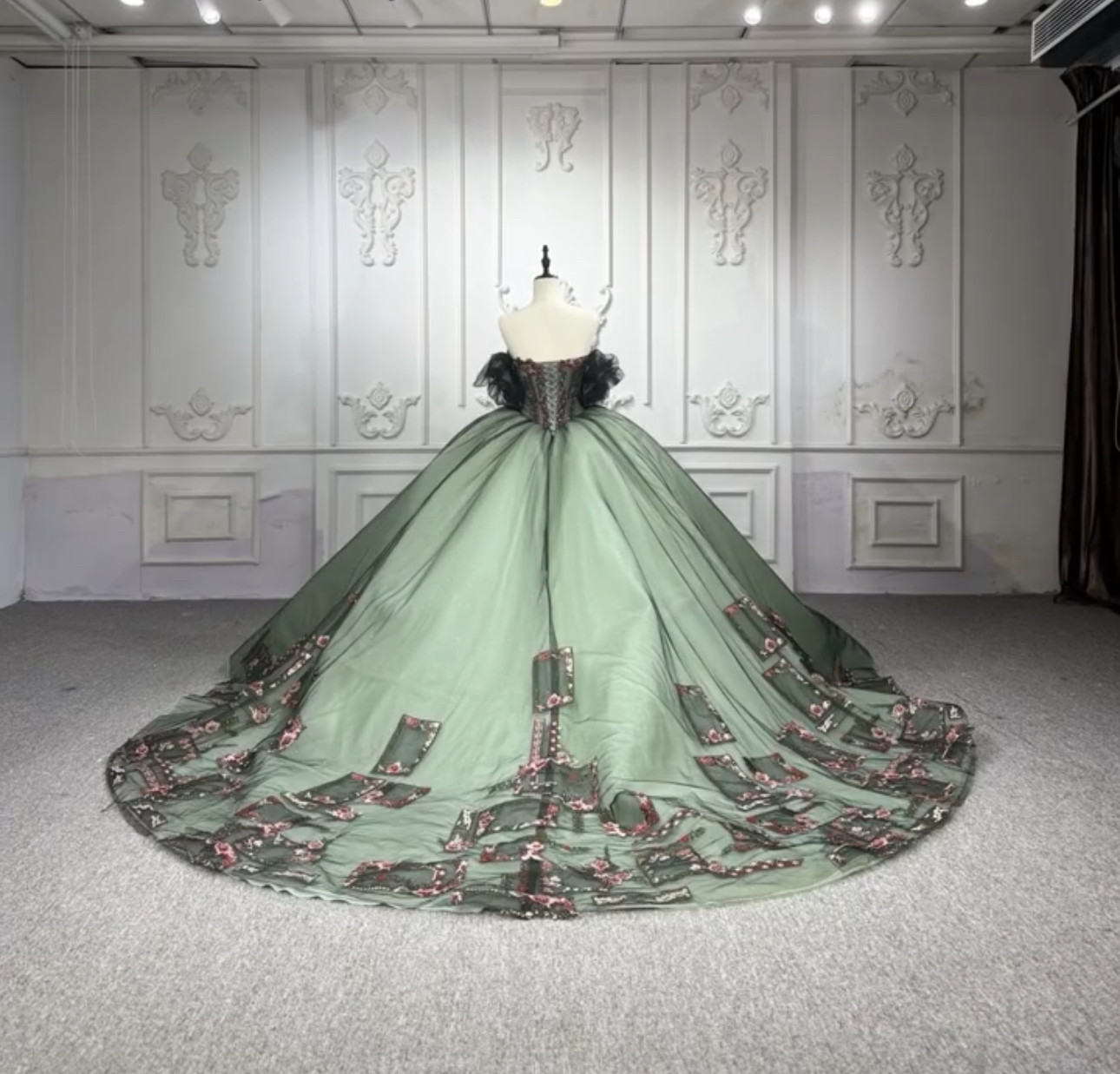 上品深め緑　ブラック　オフショルダー　チュール　パール　フレアスカート　カラードレス演奏会成人式発表会などサイズオーダー