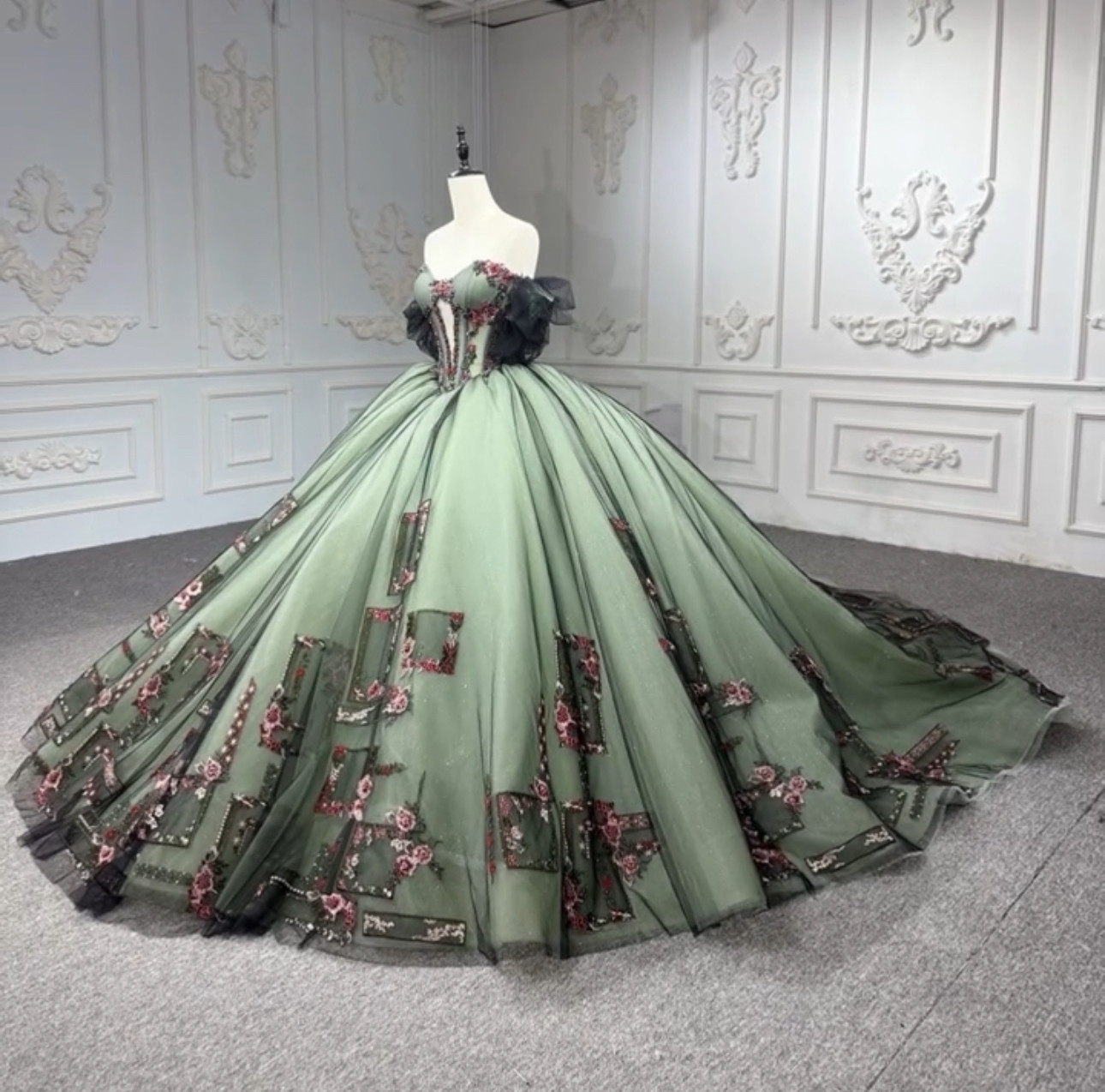 上品深め緑　ブラック　オフショルダー　チュール　パール　フレアスカート　カラードレス演奏会成人式発表会などサイズオーダー